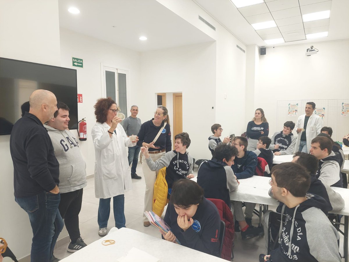 iata_csic's tweet image. Ana Rosa Ballester y Paco Romero, del @iata_csic, han impartido un taller divulgativo a alumnado con discapacidad del Centro de Día Cuidiscap para promover la higiene y hábitos alimentarios, en colaboración con @CSICval, dentro de la Semana de la Ciencia
iata.csic.es/es/noticias/el…