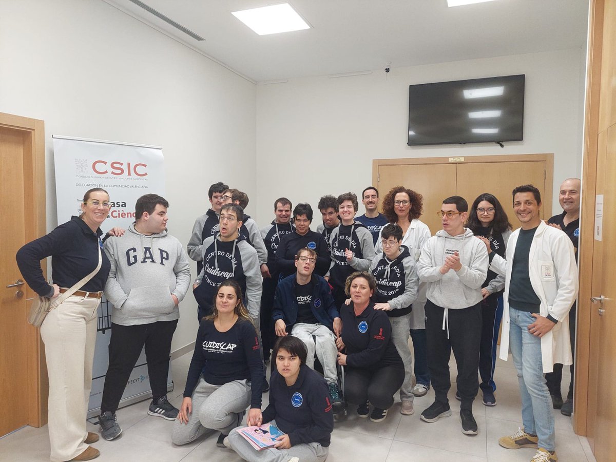 iata_csic's tweet image. Ana Rosa Ballester y Paco Romero, del @iata_csic, han impartido un taller divulgativo a alumnado con discapacidad del Centro de Día Cuidiscap para promover la higiene y hábitos alimentarios, en colaboración con @CSICval, dentro de la Semana de la Ciencia
iata.csic.es/es/noticias/el…