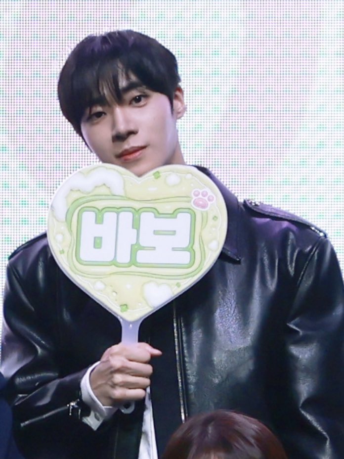 저는 정말 바보로 들어달라고한적이없고그냥 우치와만 건네줬을뿐인데 영우님께서 바보로 직접 들으셨고 이번이 벌써 두번째라는 게 진짜 안 믿기고... 
영우님: 오늘도 바보로 들어야지
한 게 너무 웃긴 상황이거든요 저도