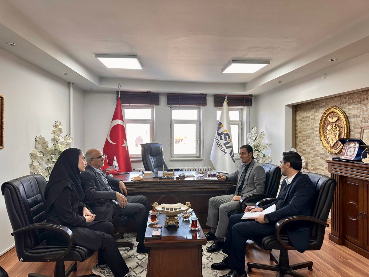 دیدار سرکنسول کشورمان با عبدلکریم کاواز، رئیس انجمن مستقل صنعتگران و فعالان اقتصادی ارزروم
 در این دیدار، دو طرف بر ضرورت تعمیق شناخت ها، افزایش تماس‌ها و ادامه همکاری‌های مشترک در آینده تأکید کردند.