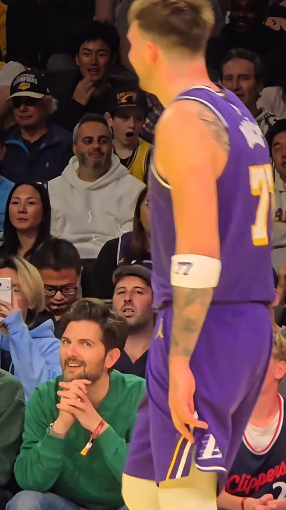 LukaUpdates's tweet photo. The way Adam Scott is looking at Luka Dončić 😁😊 https://t.co/KOXhrsQzS4