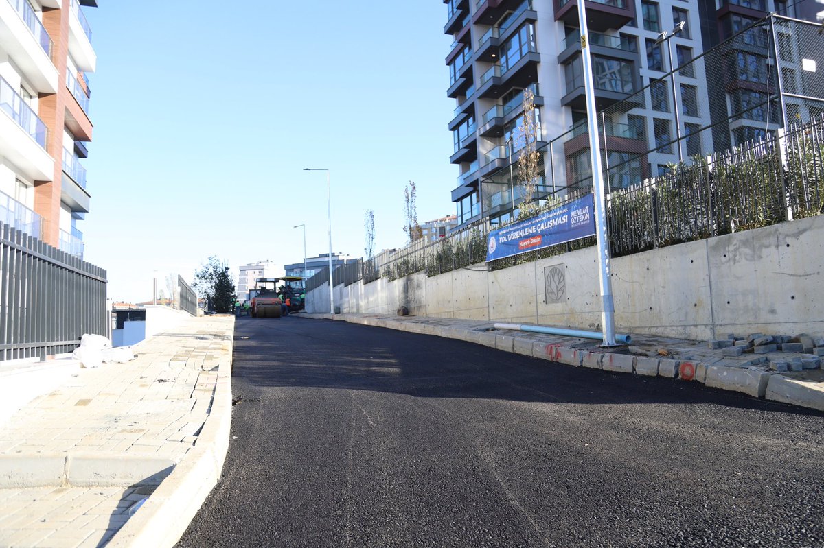 Kâğıthanemizin sokak ve caddelerini her daim yeniliyoruz.🚧

İlçemiz geneli sokak ve caddelerimizde asfalt serim ve yaya yollarımızda düzenleme çalışmalarımızı gerçekleştiriyoruz.⚒️

📍Hamidiye Mahallesi Halay Sokak