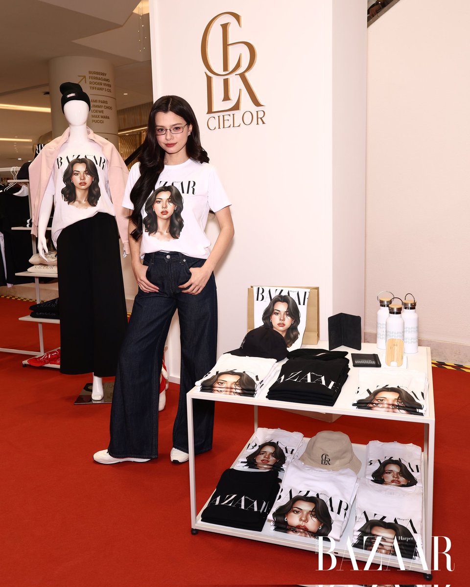 bazaarthailand's tweet image. ‘เบ็คกี้ รีเบคก้า’ มิวส์ของ Harper’s BAZAAR ประเทศไทย พาชมบรรยากาศงานและบูธของ CIELOR แบรนด์เสื้อผ้าไลฟ์สไตล์ของเธอกับคอลเลกชั่นล่าสุด พร้อมเสื้อยืดลายพิเศษที่ร่วมออกแบบกับ BAZAAR Thailand ณ BAZAAR Lounge ชั้น M เอ็มโพเรียม 

#BAZAARxBECKY
#BAZAARLounge 
#BAZAARThailand