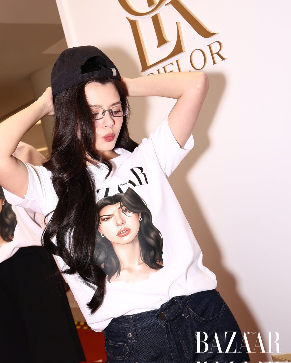 bazaarthailand's tweet image. ‘เบ็คกี้ รีเบคก้า’ มิวส์ของ Harper’s BAZAAR ประเทศไทย พาชมบรรยากาศงานและบูธของ CIELOR แบรนด์เสื้อผ้าไลฟ์สไตล์ของเธอกับคอลเลกชั่นล่าสุด พร้อมเสื้อยืดลายพิเศษที่ร่วมออกแบบกับ BAZAAR Thailand ณ BAZAAR Lounge ชั้น M เอ็มโพเรียม 

#BAZAARxBECKY
#BAZAARLounge 
#BAZAARThailand