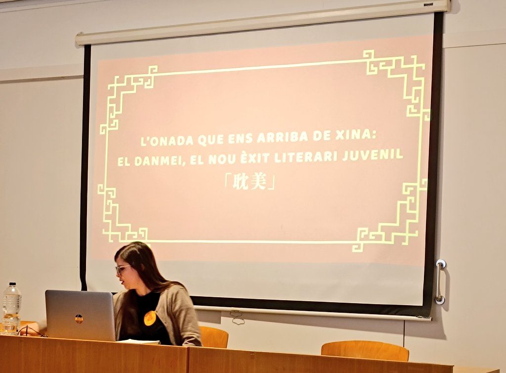 Ara parlem de #danmei amb <a href="/ladymangahep/">ladymangahep 📚✨</a> al #Bibliomanga4 del <a href="/cobdc/">COBDC</a>