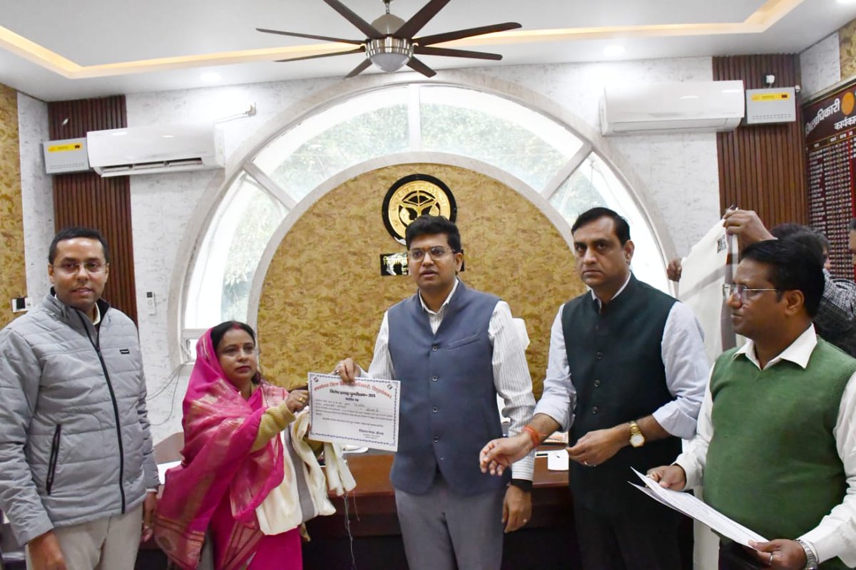 आज दिनांक 28.11.20025 को विशेष गहन पुनरीक्षण अभियान-2025 (एसआईआर) के अन्तर्गत शत-प्रतिशत कार्य करने वाले तहसील नौगढ़ एवं शोहरतगढ़ के 05-05 बीएलओ को प्रशस्ति-पत्र एवं अंगवस्त्र देकर सम्मानित किया। <a href="/ceoup/">CEO Uttar Pradesh</a> <a href="/ECISVEEP/">Election Commission of India</a>
