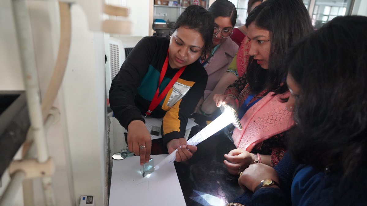 iiserbhopal's tweet image. 𝐕𝐢𝐠𝐲𝐚𝐧 𝐏𝐫𝐚𝐭𝐢𝐛𝐡𝐚 𝐓𝐞𝐚𝐜𝐡𝐞𝐫𝐬 𝐖𝐨𝐫𝐤𝐬𝐡𝐨𝐩 2025 𝐚𝐭 𝐈𝐈𝐒𝐄𝐑 𝐁𝐡𝐨𝐩𝐚𝐥

We were delighted to host 50 enthusiastic teachers from JNV, KV, and AECS schools across Madhya Pradesh and Rajasthan at IISER Bhopal for the second spell of the Vigyan Pratibha…