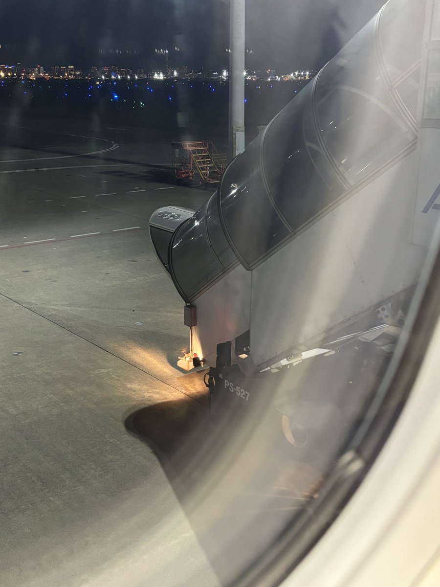 着陸しましたが、沖どめでバスが来てません🤣