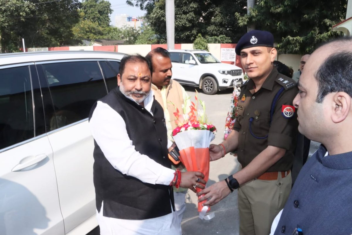 👉 आज दिनांक 28.11.2025 को उत्तर प्रदेश सरकार के माननीय राज्य परिवहन मंत्री श्री दयाशंकर सिंह जी के जनपद प्रतापगढ़ आगमन पर गैस्ट हाउस (पीडब्ल्यूडी) में औपचारिक स्वागत एवं सलामी दी गई।

➡️ माननीय मंत्री जी के आगमन के उपरांत जिलाधिकारी प्रतापगढ़ श्री शिवसहाय अवस्थी एवं पुलिस