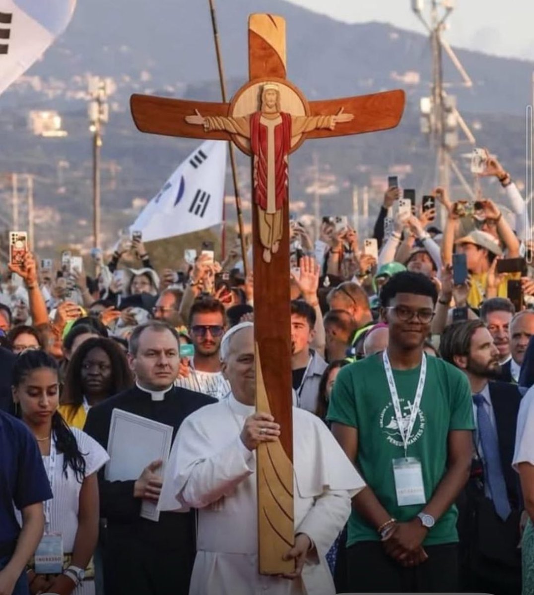 Atatürk’ün kapıyı gösterdiği Fatih’in izin vermediği bu Haçlı ordusu kalıntılarını ülkemize getirip ayinler yaptıran ve ne olduğu belirsiz sözler verenler mi Türk ve Müslüman? Apoyla görüşen bunlar,aynı zamanda Türk düşmanı olduğu gibi İslama da düşmanlar.