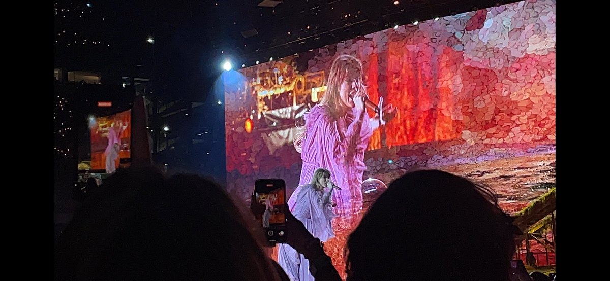 sapphicfolklore's tweet photo. @SwimBeckRun It’s so pretty. I was like the sleeve details on her dress are so pretty, holy shit I can see the sleeve details on her dress https://t.co/XmgziMGBHh