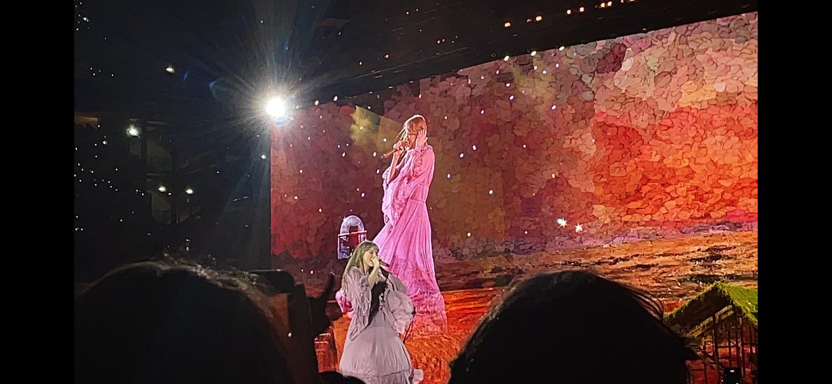 sapphicfolklore's tweet photo. @SwimBeckRun It’s so pretty. I was like the sleeve details on her dress are so pretty, holy shit I can see the sleeve details on her dress https://t.co/XmgziMGBHh