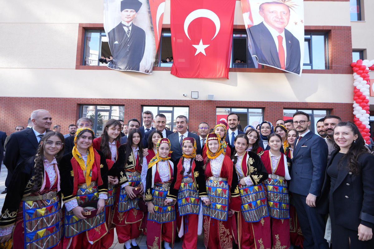 📍 İstanbul

Haşmet Topaloğlu Anadolu Lisemizin açılışını gerçekleştirerek Bağcılar’ımıza yeni bir eğitim yuvası kazandırmanın sevincini yaşadık.

Eğitimde son yirmi üç yılda, altyapıdan insan kaynaklarına; müfredattan teknolojik dönüşüme uzanan ve nesiller üzerinde olumlu