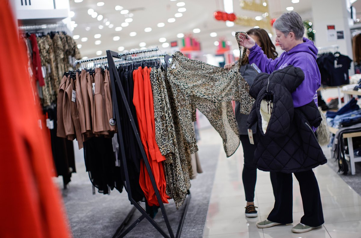 BizRepublicNews's tweet image. #RetailTrends | Small U.S. retailers are entering the #holidayseason facing severe supply disruptions driven by new Trump tariffs on Chinese #imports. Many small brands report inventory levels as low as ten percent, forcing costly sourcing changes. bizrepublic.com/small-u-s-reta…
