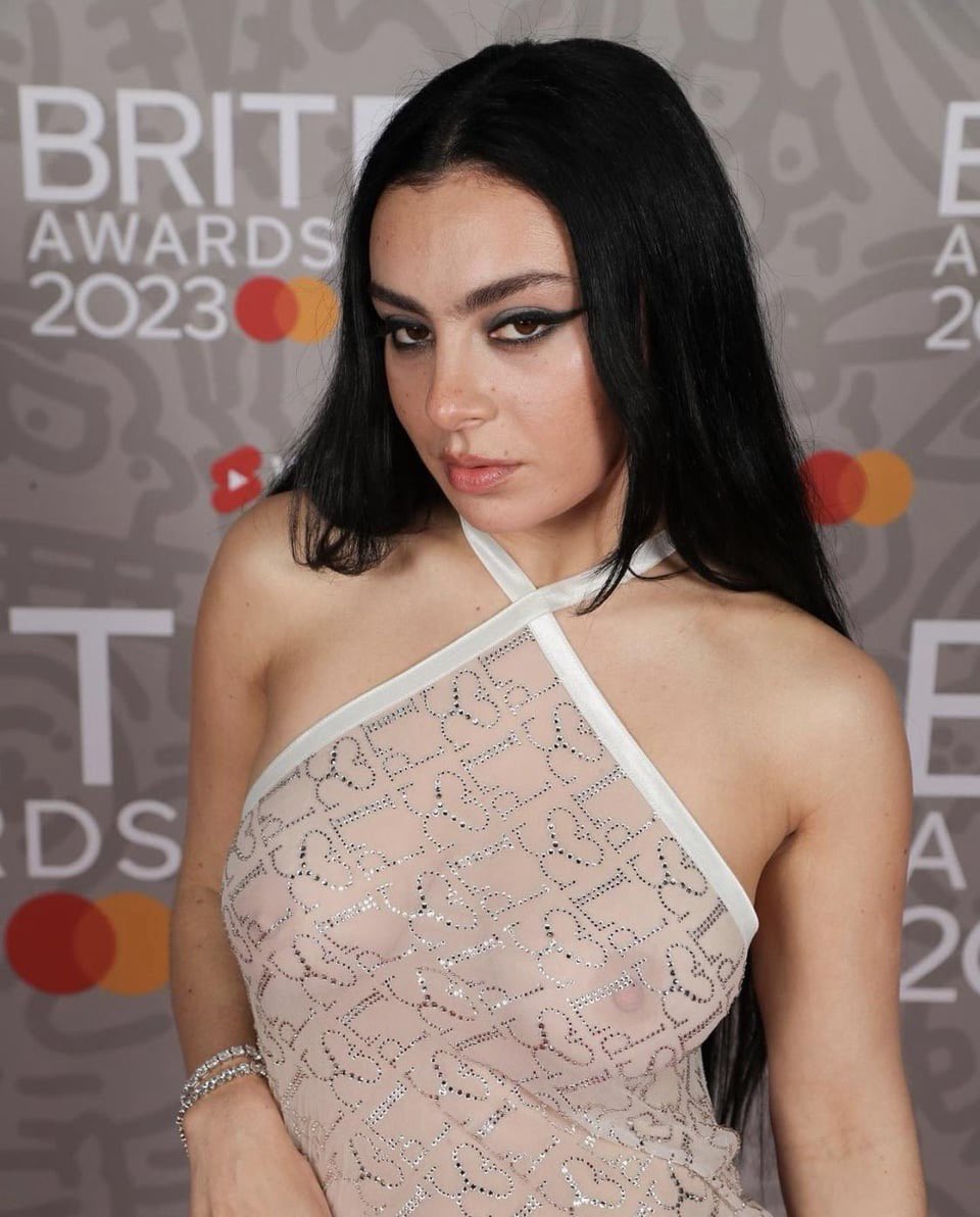 allypallyxcx's tweet image. i didn’t wanna start drama but using a pic where’s she’s edited to be more nude is so icky, i assume they didn’t realise tho