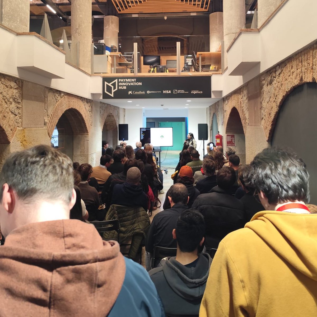 TechBarcelona's tweet image. What an afternoon yesterday! 🤯

Doors opened at 5 PM for 2 parallel sessions. @HubSpotEspanol discussed AI and lead generation, meanwhile @FerranPunt and Eva Martín shared their personal experiences in gaming/entrepreneurship. 

Then, all the attendees and more than 100…