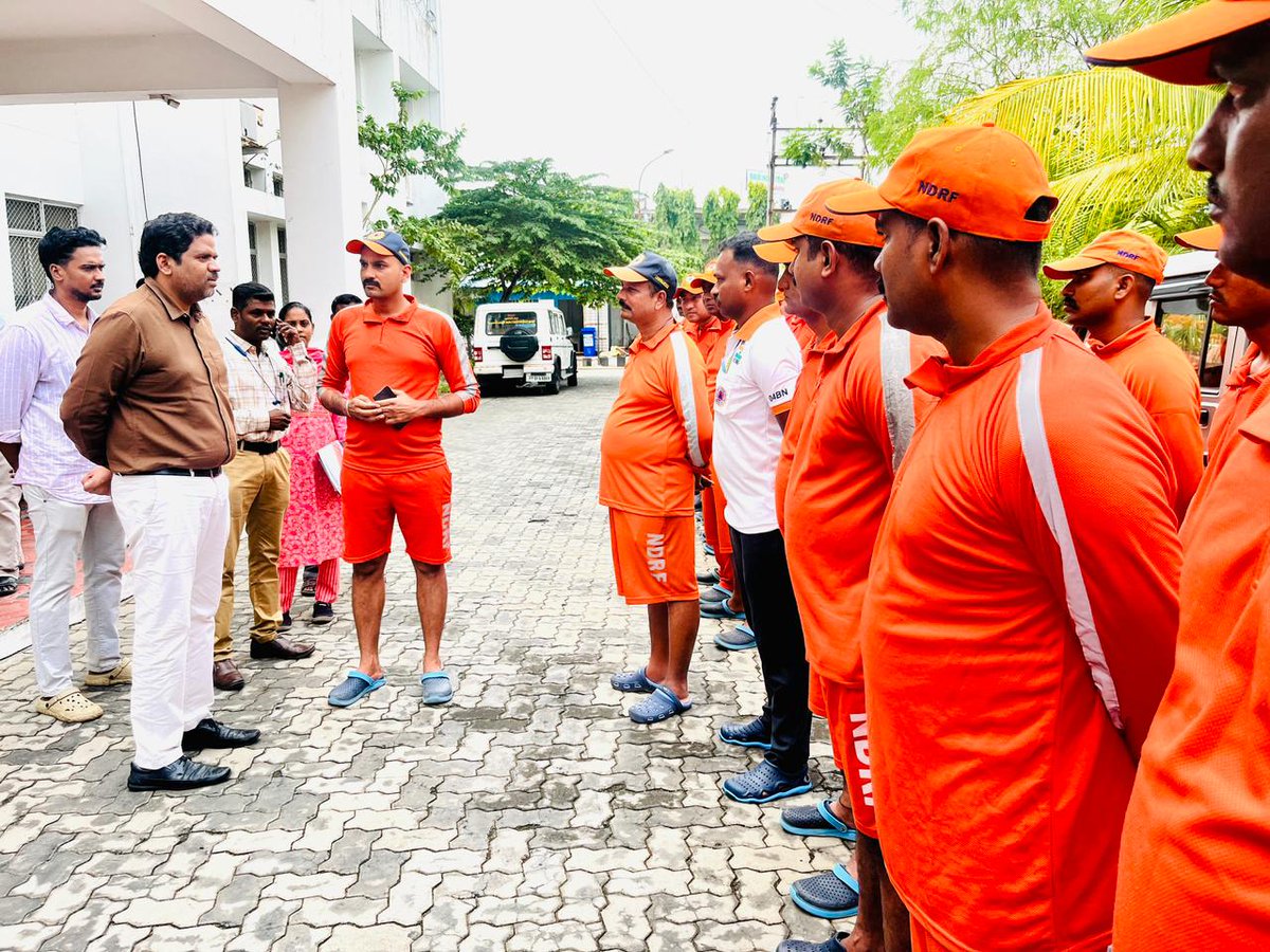 airnews_puduvai's tweet image. புதுச்சேரியில் டித்வா புயல் நிலவரங்களை எதிர்கொள்ள, அரக்கோணத்தில் இருந்து, 60 பேர் கொண்ட பேரிடர் மீட்புக் குழுவினர் வரவழைக்கப் பட்டுள்ளனர்.   இவர்கள் இன்று மாவட்ட ஆட்சியரை சந்தித்து ஆலோசனை மேற்கொண்டனர். #DitvaCyclone #Puducherry #DisasterRelief