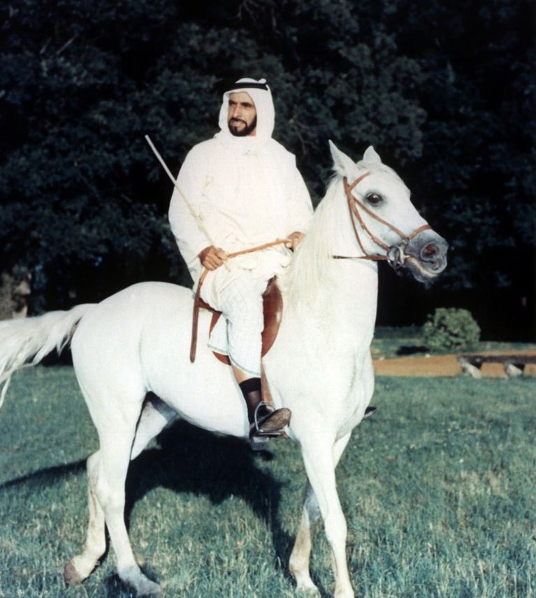 ألا يالله طلبتك ثم طلبتك
سحابٍ من حياض الخلد جاري
سحابٍ جعل ربي ليا أمر به
يعمّ به اليماني والنزاري
عساه فوق قبر "الشيخ زايد"
مية ليل وهو سكّاب جاري
قبر زايد ومن هو مثل زايد
وأفعاله تغنيها القماري
حمل شعبه على كتفه إلى أن
تباكوا له بأطراف الصحاري

سقى الله ضحكتك يا فارس العرب .