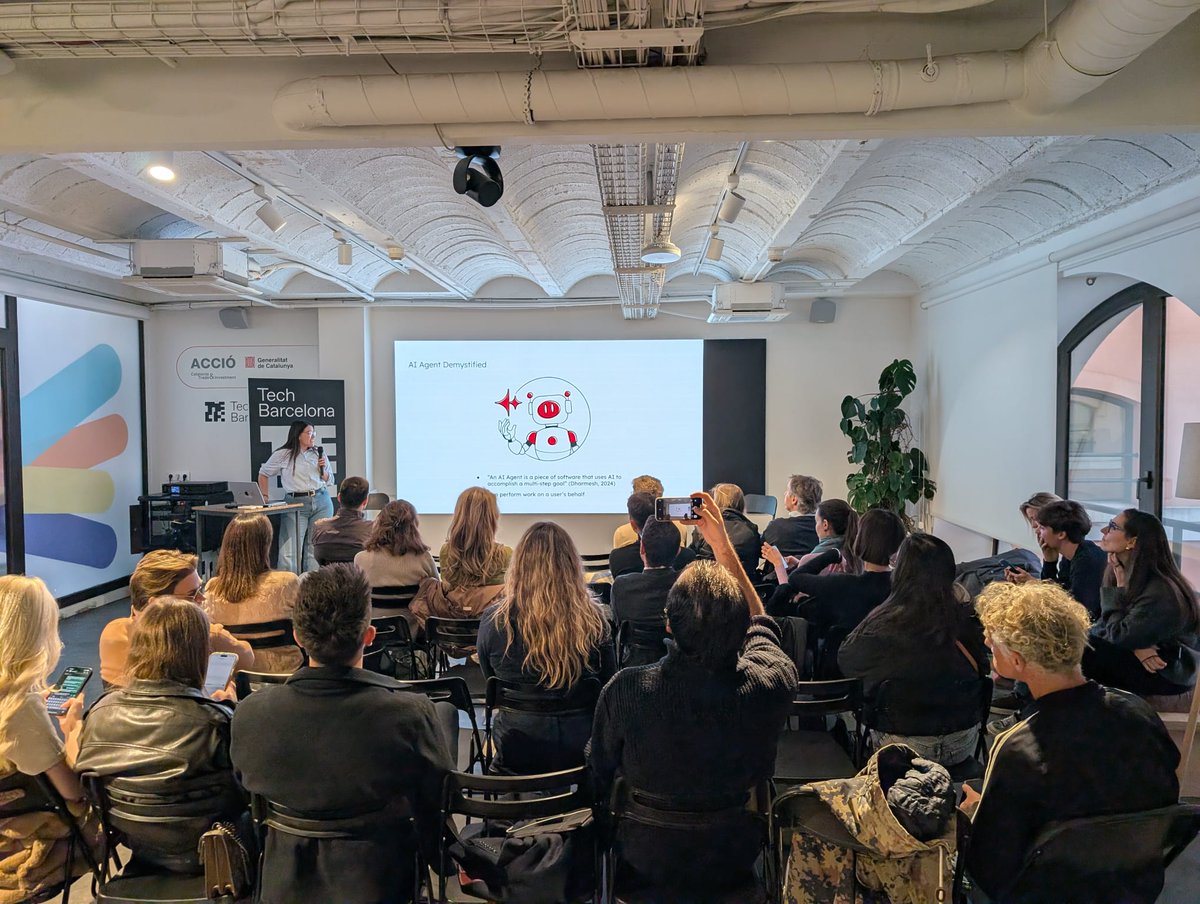 TechBarcelona's tweet image. What an afternoon yesterday! 🤯

Doors opened at 5 PM for 2 parallel sessions. @HubSpotEspanol discussed AI and lead generation, meanwhile @FerranPunt and Eva Martín shared their personal experiences in gaming/entrepreneurship. 

Then, all the attendees and more than 100…