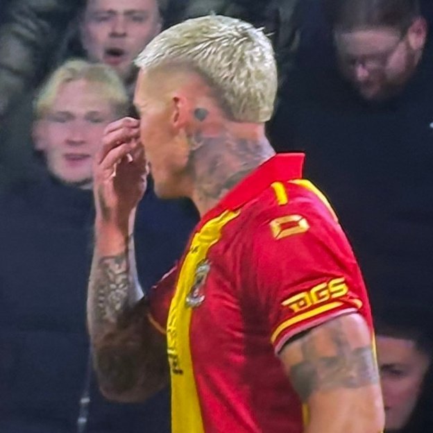 TouchlineX's tweet image. 😡🗣️ 𝗡𝗘𝗪: A VERY ANGRY Wesley Sneijer after Edvardsen mocked Angelo Stiller&apos;s nose.. 

&quot;He needs to walk to Frankfurt&apos;s dressing room RIGHT NOW and apologize. This is bullying! And we know what bullying can lead to, we have seen examples in life. This is very serious.&quot;

&quot;Go…