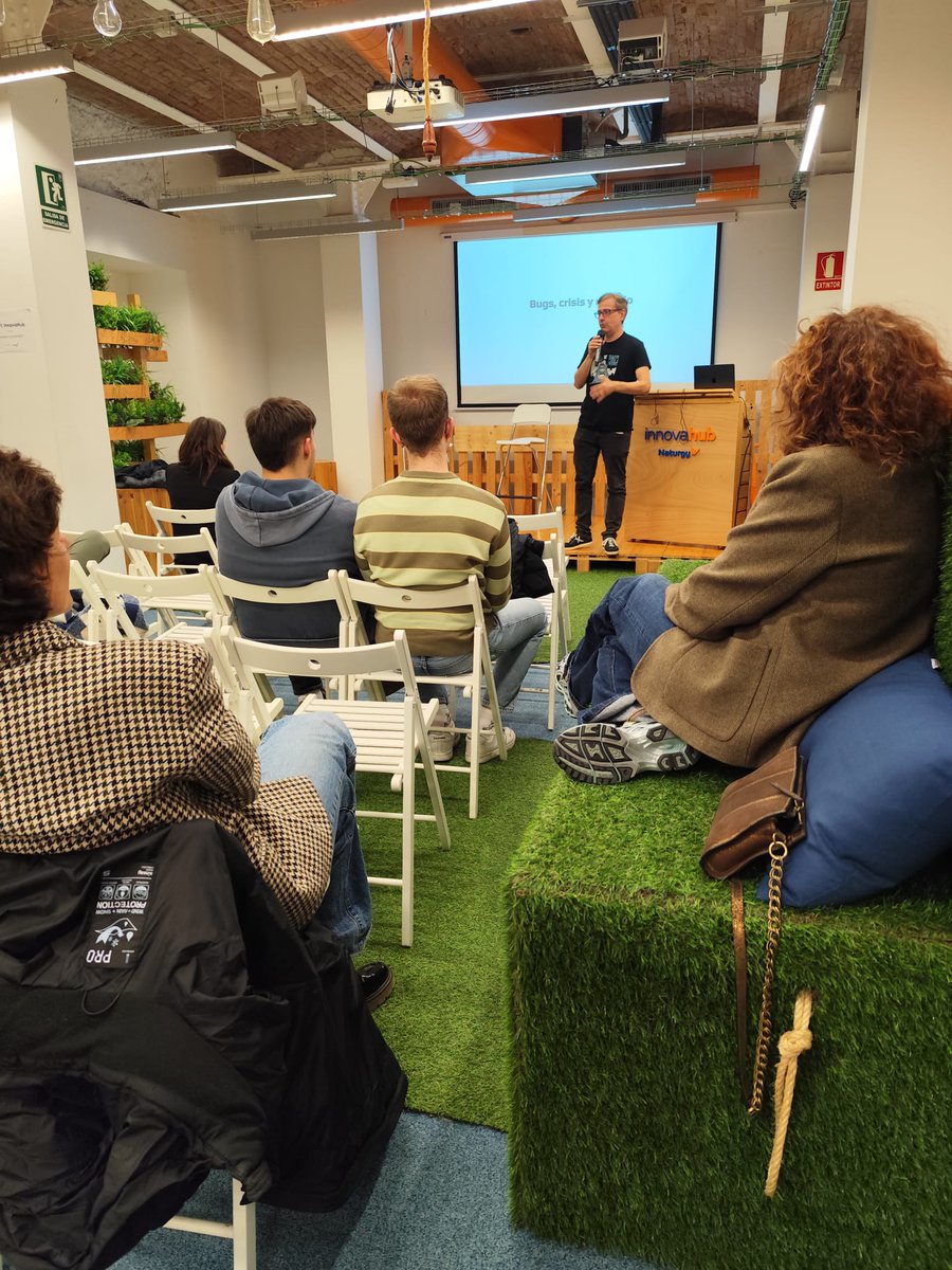 TechBarcelona's tweet image. What an afternoon yesterday! 🤯

Doors opened at 5 PM for 2 parallel sessions. @HubSpotEspanol discussed AI and lead generation, meanwhile @FerranPunt and Eva Martín shared their personal experiences in gaming/entrepreneurship. 

Then, all the attendees and more than 100…