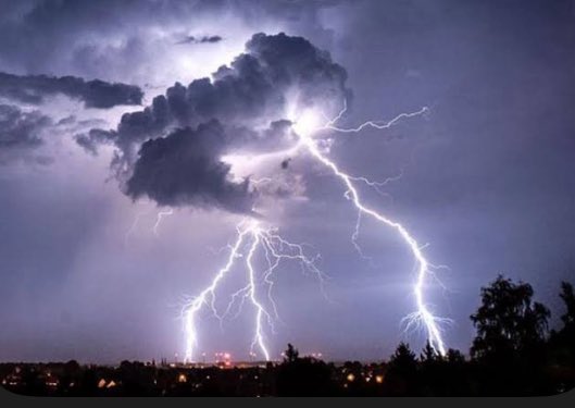 amn511amn1's tweet image. صوت المطر يطرب نفوس المخاليق
بـرقٍ يــلــوح وغــيـمـةٍ مـدلـهـمـه

#محمد..1