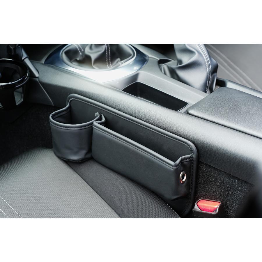 plot_p4's tweet image. 品番：JP-8230
品名：カップホルダー 助手席側　ブラック

飲み物でも、思い出でも、
落としてゆけばよいさ。
この黒い影は、誰の心のしずくであれ、
ただ黙って受けとめるだろう。
君の旅を、ひとしずくやさしくする
黒き伴走者とともに。

#Mazda #Eunos #Roadster #Miata #mx5 #jassperformance…