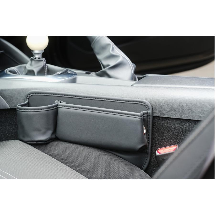 plot_p4's tweet image. 品番：JP-8230
品名：カップホルダー 助手席側　ブラック

飲み物でも、思い出でも、
落としてゆけばよいさ。
この黒い影は、誰の心のしずくであれ、
ただ黙って受けとめるだろう。
君の旅を、ひとしずくやさしくする
黒き伴走者とともに。

#Mazda #Eunos #Roadster #Miata #mx5 #jassperformance…