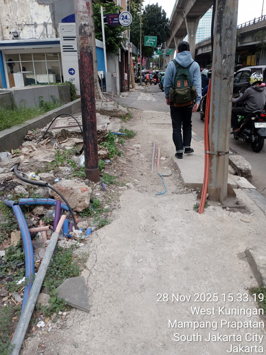 Yoga_tyoo's tweet photo. @DKIJakarta ini sifatnya masukan aja,semoga Jl.Tendean-Mampang, Jaksel di revitaslisasi di tahun depan supaya lebih baik lagi soalnya sangat tidak layak buat pejelan kaki https://t.co/A5hZOUvPFS
