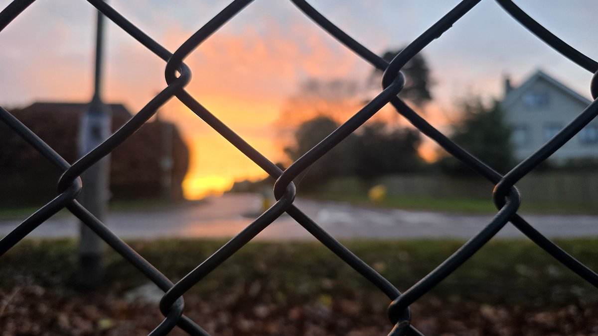 Lovely sky out first thing today. Picked the wrong dog walk for it #tunbridgewells