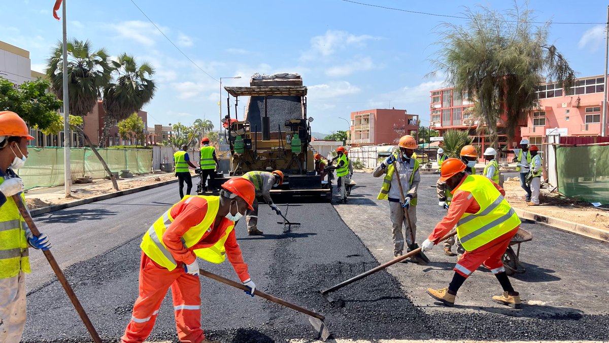 CCCCLTDofficial's tweet image. 🏍️ #CHEC-built Sumbe Municipal Road hosts Angola&apos;s National Auto/Motorcycle Championship! The high-quality track ensured event success &amp;amp; competitor safety, boosting local sports culture. Praised for professionalism &amp;amp; social responsibility. 🚗