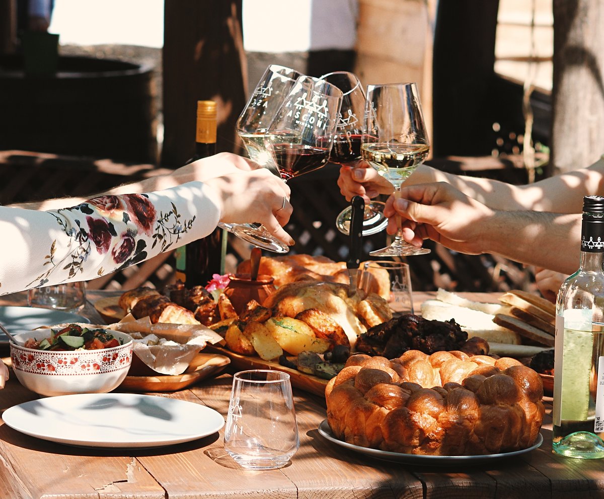 ICBSS_org's tweet image. 🇲🇩Do you know how Moldovans greet and say goodbye to their friends? They say #Noroc!

📌Here are some reasons to discover the country:
🔍 icbss.org/event/explore-… 

#ICBSS #MoC2025 #CultureBSEC #RepublicofMoldova