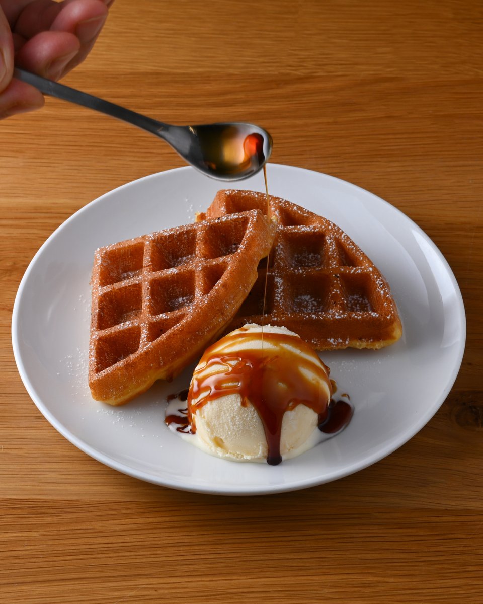 店舗限定 「焦がしバターのワッフル（バニラ＆黒糖蜜）」 が食べられる