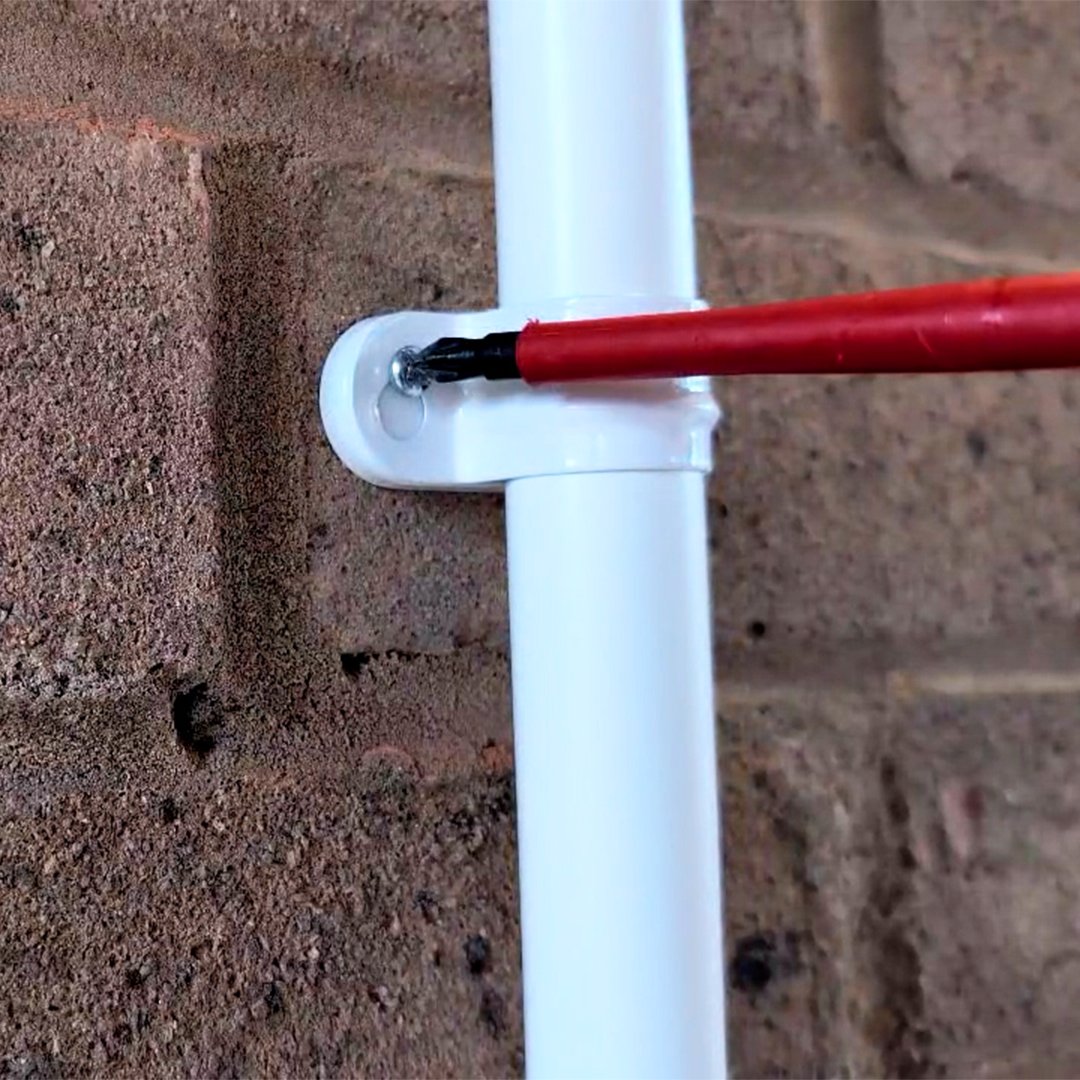 Unicrimp's tweet image. Unicrimp Q-Fire Saddle Clips -  secure twin &amp;amp; earth cables to trunking in compliance with BS 7671 🔥

🔹 Fire-resistant
🔹 Prevents cables falling in the event of a fire
🔹 Quick and easy to install
🔹 Available in a range of sizes

👉 unicrimp.com/products/q-fire

#FireSafety