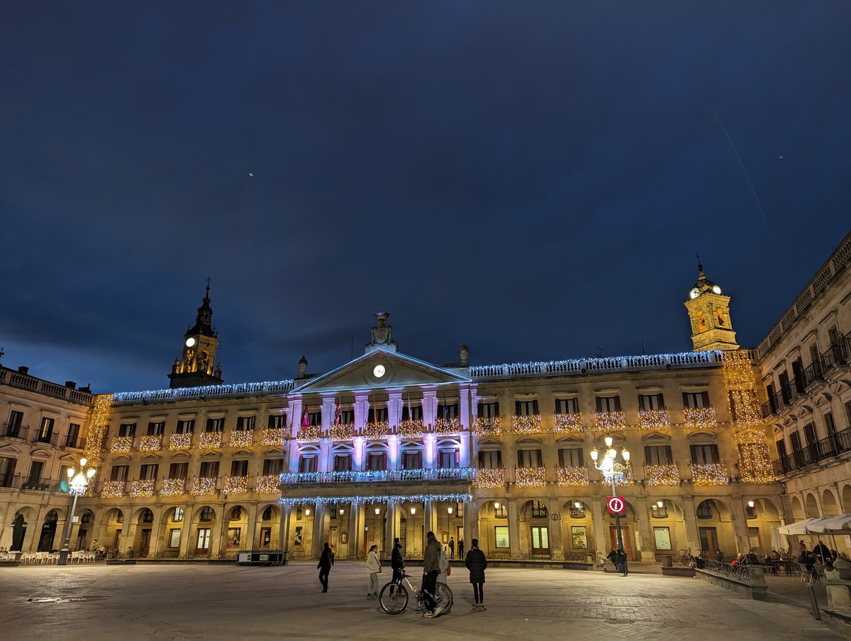 🎄Hoy encendemos las luces de navidad en Donostia-San Sebastián y Vitoria-Gasteiz.

Damos el pistoletazo a la temporada navideña ❄️

Las calles de nuestras ciudades se iluminarán cada noche para vivir esta época de la mejor manera👉 ow.ly/m3Vl50XuJ6c