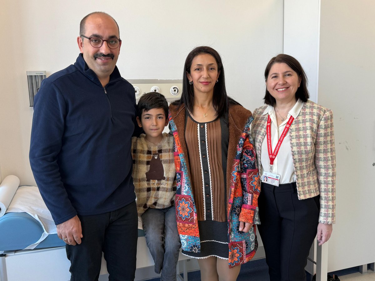 onedio's tweet image. 1 yaşından beri geçmeyen ateş ve şiddetli ağrılar nedeniyle hastanelerde tanı konulamayan İlteriş Kaan Kumaş’a, 5 yıl sonra “Ailevi Akdeniz Ateşi” teşhisi konuldu.

💊 Biyolojik ilaç tedavisi uygulanan 6 yaşındaki çocuk, yıllardır yaşadığı ağrılardan kurtularak sağlığına kavuştu.