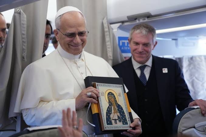 CSNBulletin's tweet photo. 🚨 BREAKING: Pope Leo XIV opens first full day in Turkey — welcomed with cheers by the Catholic community

Pope Leo XIV began his first full day in Türkiye on Friday by meeting with the country’s small but vibrant Catholic community at the Cathedral of the Holy Spirit in Istanbul — greeted by loud cheers, applause and chants of “Papa Leo” and “Viva il Papa.” 

In remarks to clergy, religious, and lay faithful, Pope Leo called on Turkey’s Catholics to embrace what he called the “logic of littleness” — urging them to see strength in their small numbers and to remain steadfast in faith, service and solidarity with migrants and refugees in the country. 

His visit to Turkey — the first foreign trip of his pontificate — is widely seen as a symbolic gesture aimed at encouraging Christian unity, strengthening ties between East and West, and offering support to minority Christian communities in a predominantly Muslim country. 

💭 As Pope Leo XIV reaches out to Christians in Türkiye and calls for solidarity and humility, could this visit mark a renewed chapter in bridging divides — within Christianity and across faiths — at a time of global turmoil and uncertainty?