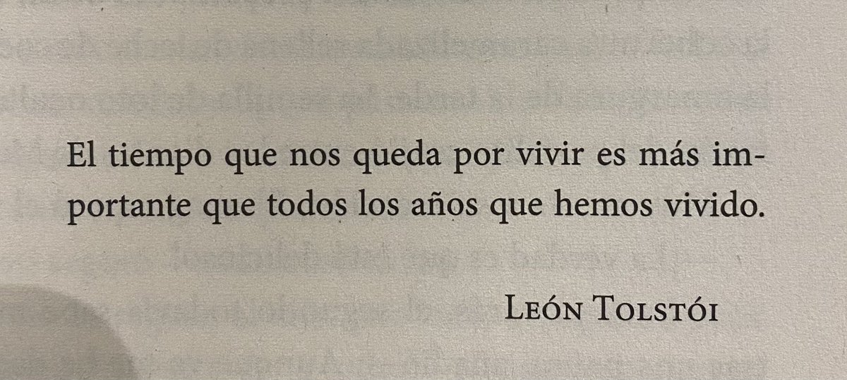 «Lo único que realmente nos pertenece es el tiempo. Incluso aquel que nada tiene, lo posee». 

El pasado nos lleva a la nostalgia y a la culpa. El futuro al miedo, el control y las expectativas. No existen, son construcciones psicológicas. Existe el presente. #Ítaca
