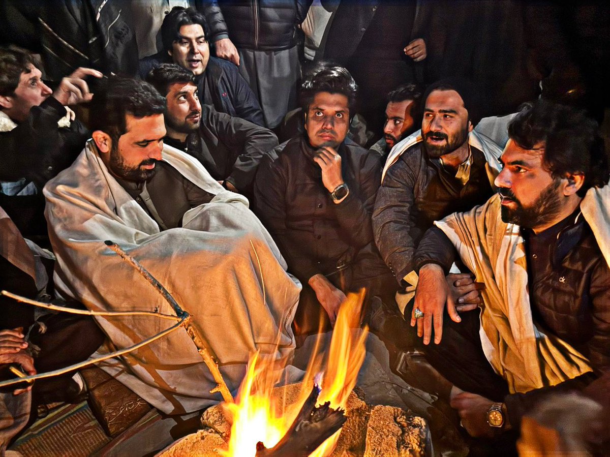 PTIKPOfficial's tweet image. ایک ریاست میں ۲ صوبوں کے وزراءاعلیٰ کیساتھ مختلف رویہ کیوں؟ سہیل آفریدی خیبرپختونخوا کی 4 کروڑ عوام کا منتخب وزیراعلیٰ ہے اور اسکا پاسپورٹ تک بلاک ہے۔ جبکہ وزیراعلیٰ پنجاب جو فارم 47 ذریعے آئی ہے انکو بیرونی ملکوں کا دورہ کرنے کیلئے پاک فضائیہ کا جہاز فراہم کیا جاتا ہے۔

دو نہیں،…