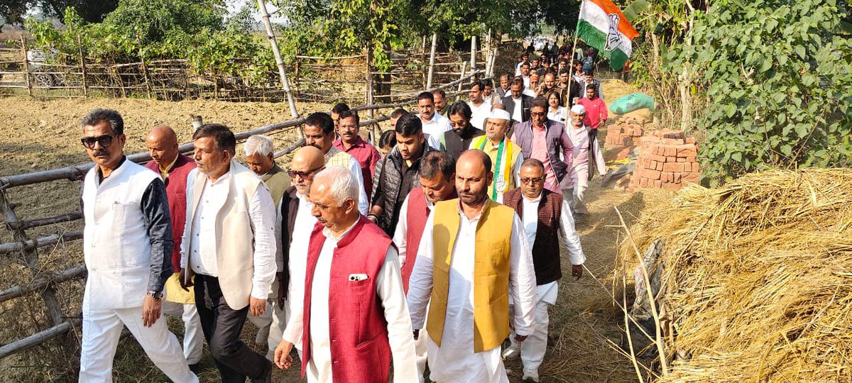 AkhileshPSingh's tweet image. आज मेरे विधानसभा रूद्रपुर, देवरिया में उत्तर प्रदेश के प्रदेश कॉग्रेस अध्यक्ष श्री अजय राय जी और मैं स्वयं  SIR कार्य में लगी महिला BLO
 श्रीमती रंजू दूबे जी पर  मानसिक दबाव के कारणों से उनकी मृत्यु  हो जाने पर उनके  गॉव 
माझा नारायन में परिजनो से मिल कर ढांढस बंधाते हुए