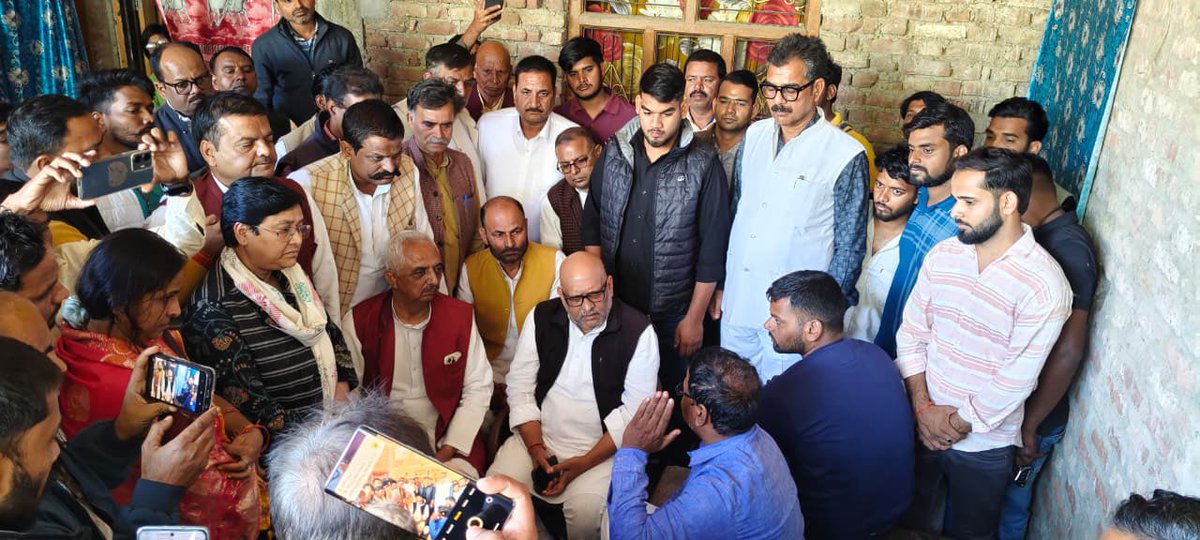 AkhileshPSingh's tweet image. आज मेरे विधानसभा रूद्रपुर, देवरिया में उत्तर प्रदेश के प्रदेश कॉग्रेस अध्यक्ष श्री अजय राय जी और मैं स्वयं  SIR कार्य में लगी महिला BLO
 श्रीमती रंजू दूबे जी पर  मानसिक दबाव के कारणों से उनकी मृत्यु  हो जाने पर उनके  गॉव 
माझा नारायन में परिजनो से मिल कर ढांढस बंधाते हुए