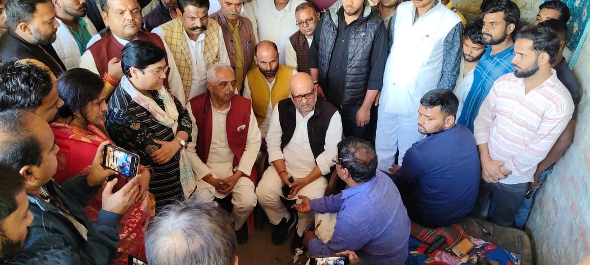 AkhileshPSingh's tweet image. आज मेरे विधानसभा रूद्रपुर, देवरिया में उत्तर प्रदेश के प्रदेश कॉग्रेस अध्यक्ष श्री अजय राय जी और मैं स्वयं  SIR कार्य में लगी महिला BLO
 श्रीमती रंजू दूबे जी पर  मानसिक दबाव के कारणों से उनकी मृत्यु  हो जाने पर उनके  गॉव 
माझा नारायन में परिजनो से मिल कर ढांढस बंधाते हुए