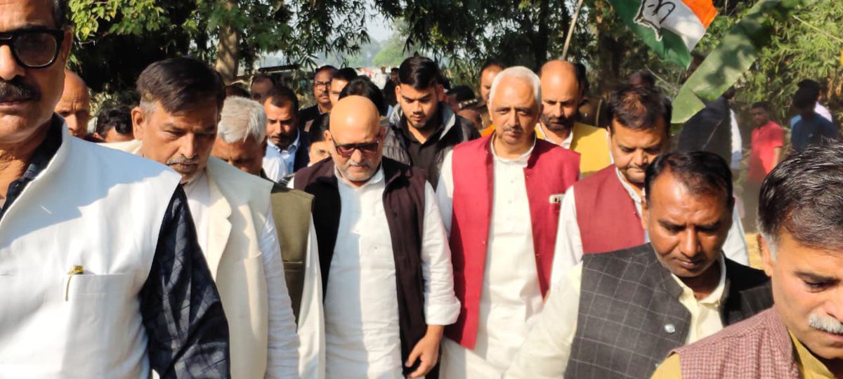 AkhileshPSingh's tweet image. आज मेरे विधानसभा रूद्रपुर, देवरिया में उत्तर प्रदेश के प्रदेश कॉग्रेस अध्यक्ष श्री अजय राय जी और मैं स्वयं  SIR कार्य में लगी महिला BLO
 श्रीमती रंजू दूबे जी पर  मानसिक दबाव के कारणों से उनकी मृत्यु  हो जाने पर उनके  गॉव 
माझा नारायन में परिजनो से मिल कर ढांढस बंधाते हुए