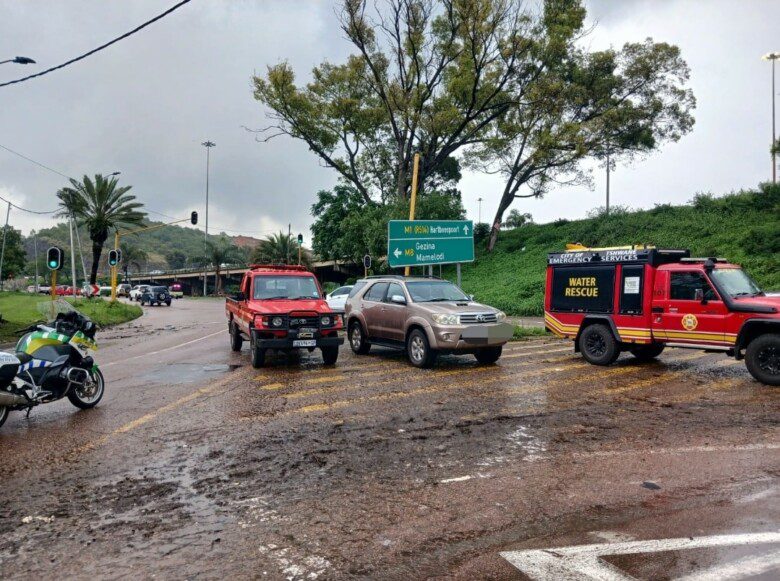 Road closure at Flower Street between Eskia Mphahlele Drive and Hehrens Street for a debris clean-up arrr.co.za/4k0js

#ConstructionSafety #RoadSafety #Cleanup #Rain #Storms <a href="/CityofTswwe/">City of Tswane</a> <a href="/_ArriveAlive/">Arrive Alive</a>