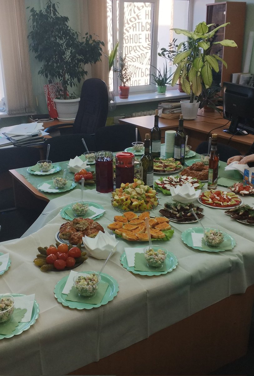 у нас продолжается марафон юбилеев
не могу не похвастаться тем, какой стол накрыли для юбилея коллеги