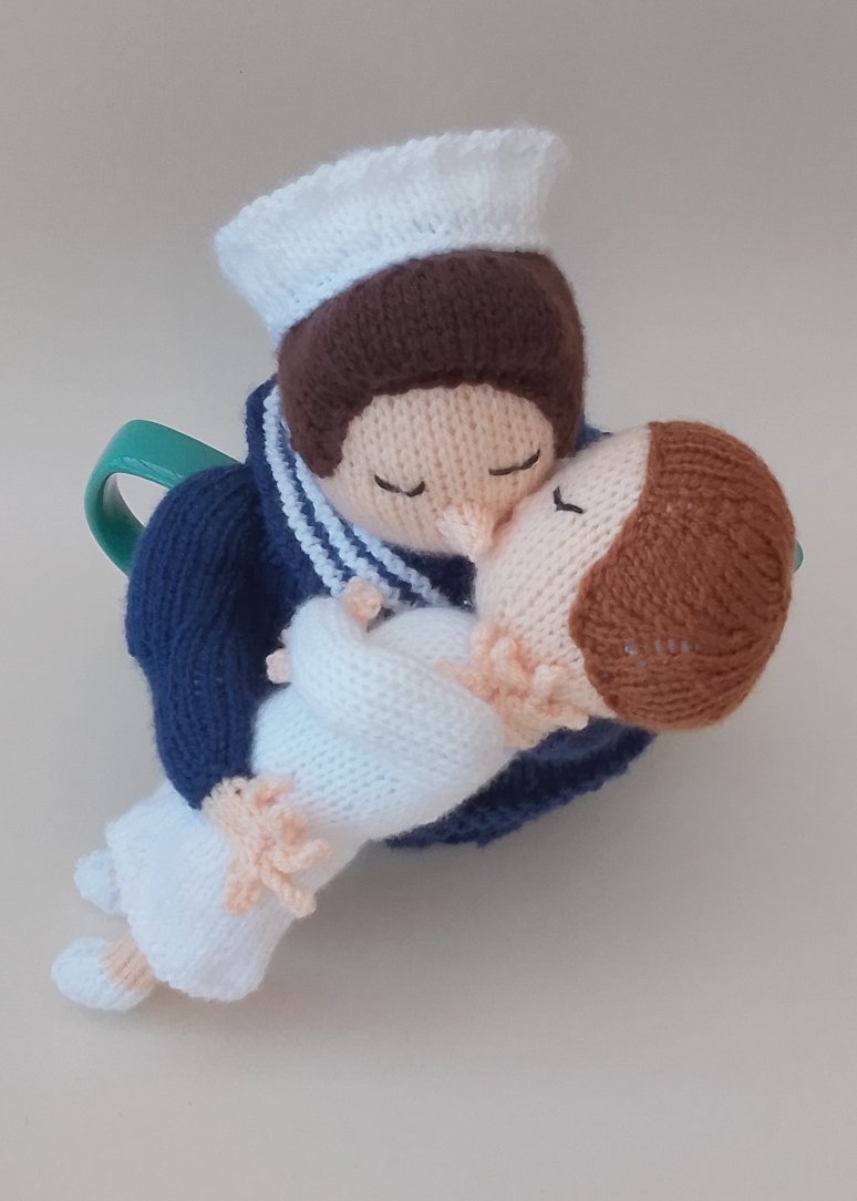 💋🫖Capture a moment in history with the End of the War Kiss Tea Cosy — a knitting pattern that celebrates love, peace &amp; timeless romance
 teacosyfolk.co.uk/end-of-the-war…
#KnittingPattern #TeaCosy #Handmade #Crafts #KnittingCommunity #Yarn #Knittersofinstagram #TextileArt #Knitting #knit