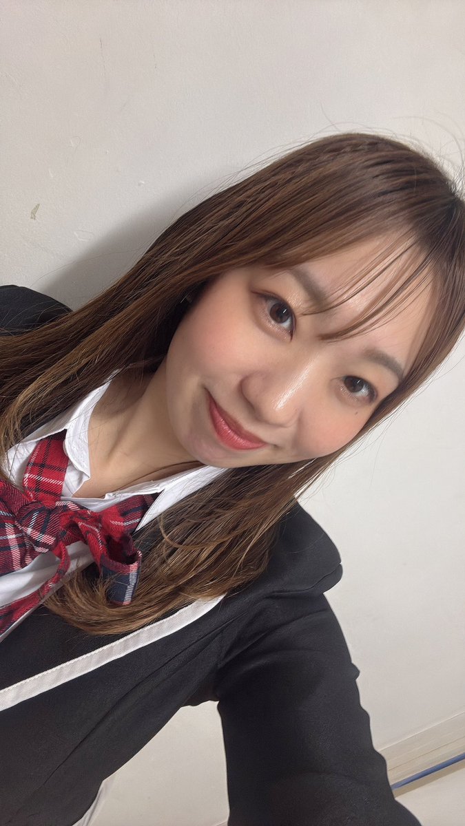 a_ika1120's tweet photo. せっかく自撮りもしたから載せとく。
髪型は私の思い入れのある日に推しがしてた髪型でおそろっちした！笑
気合十分！

オタクの師匠様方からたくさん学ばせて頂けた最高な時間でもありました。
皆様からのお言葉を肝に銘じて私もまだまだ頑張ります🐣 https://t.co/ByQCZw3uG1
