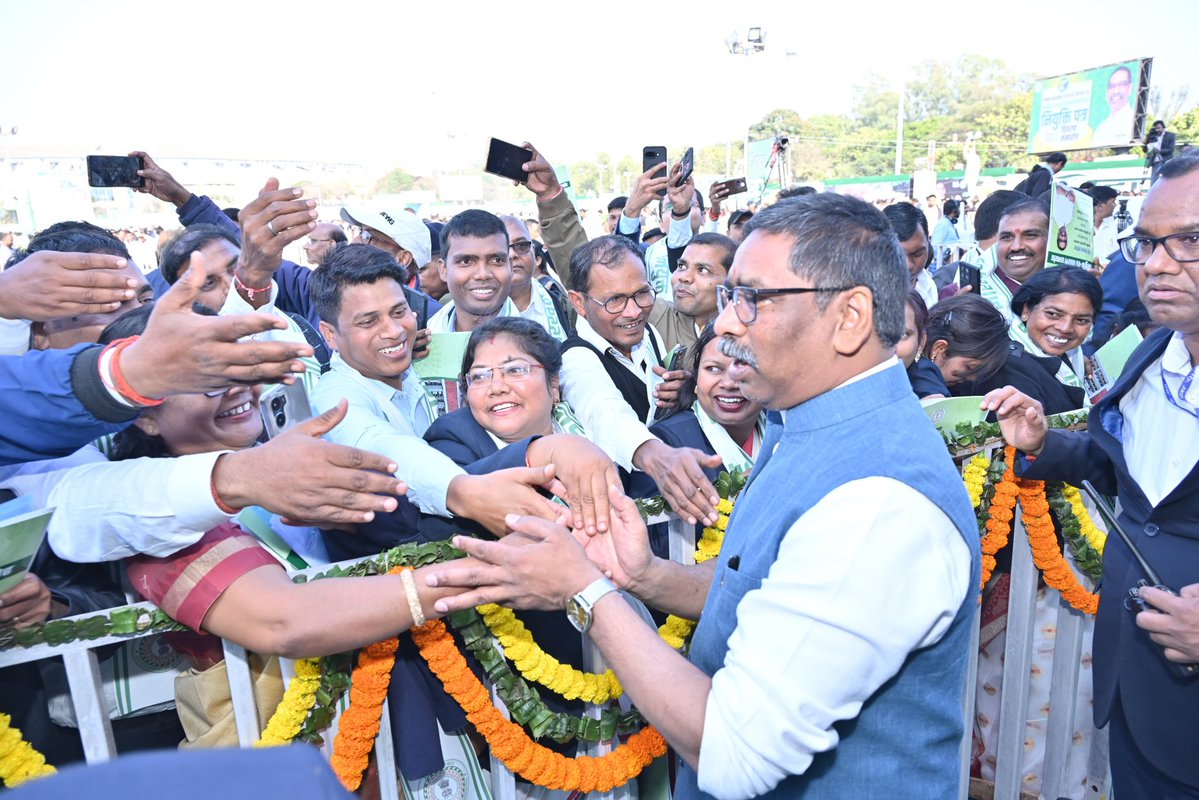 लोग नियुक्ति को लेकर सवाल उठाते हैं।CGL परीक्षा होकर पड़ी हुई है।अफवाह उड़ाने, झूठा साबित करने वाले जेल में हैं। हमने पूरी ईमानदारी से इस परीक्षा को करवाया है, उसमें भी हम पाक साफ होंगे।मुझे विश्वास है कि हजारों युवाओं को नौकरी हमलोग इसी परिसर में देंगे: श्री <a href="/HemantSorenJMM/">Hemant Soren</a>