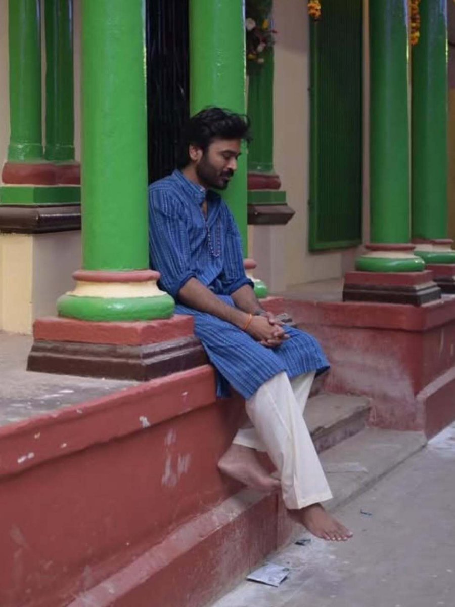 ChennaiTimesTOI's tweet image. #Dhanush sips kulhad chai in Varanasi, fondly reliving his #Raanjhanaa days