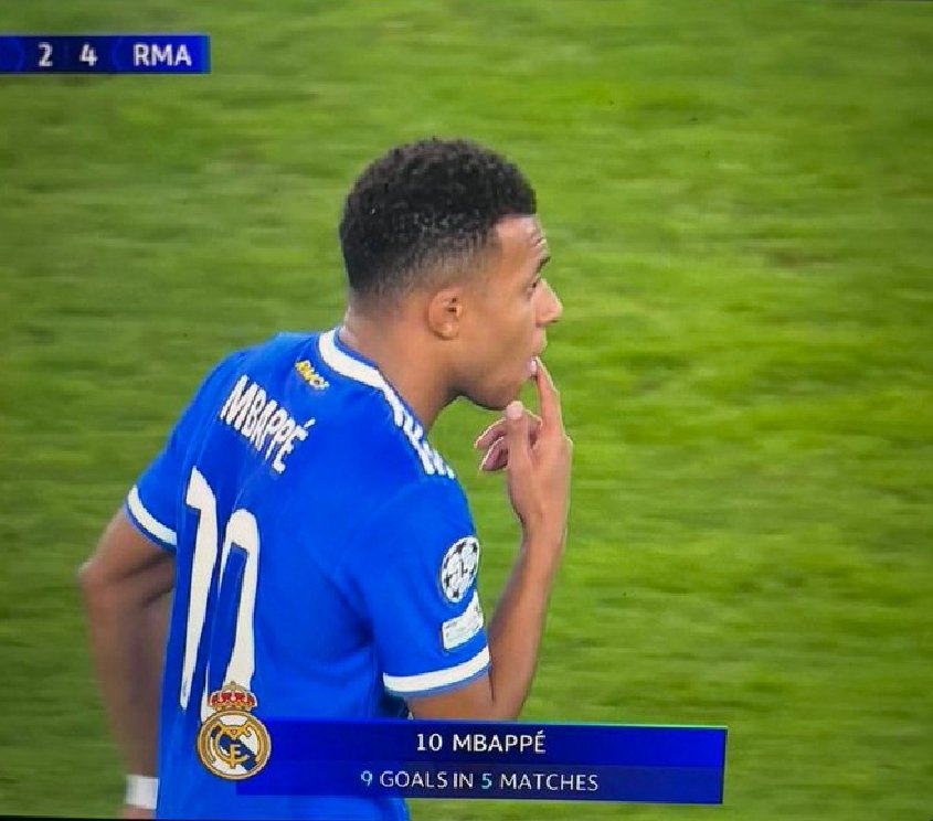 TouchlineX's tweet image. 🚨 𝗡𝗘𝗪: Cristiano Ronaldo fans are afraid that Kylian Mbappé might break his goalscoring Champions League record.

In 2013/14, Cristiano Ronaldo scored 17 goals in 1 Champions League season.

Kylian Mbappé is already on 9 goals in 5 matches this season! 😳